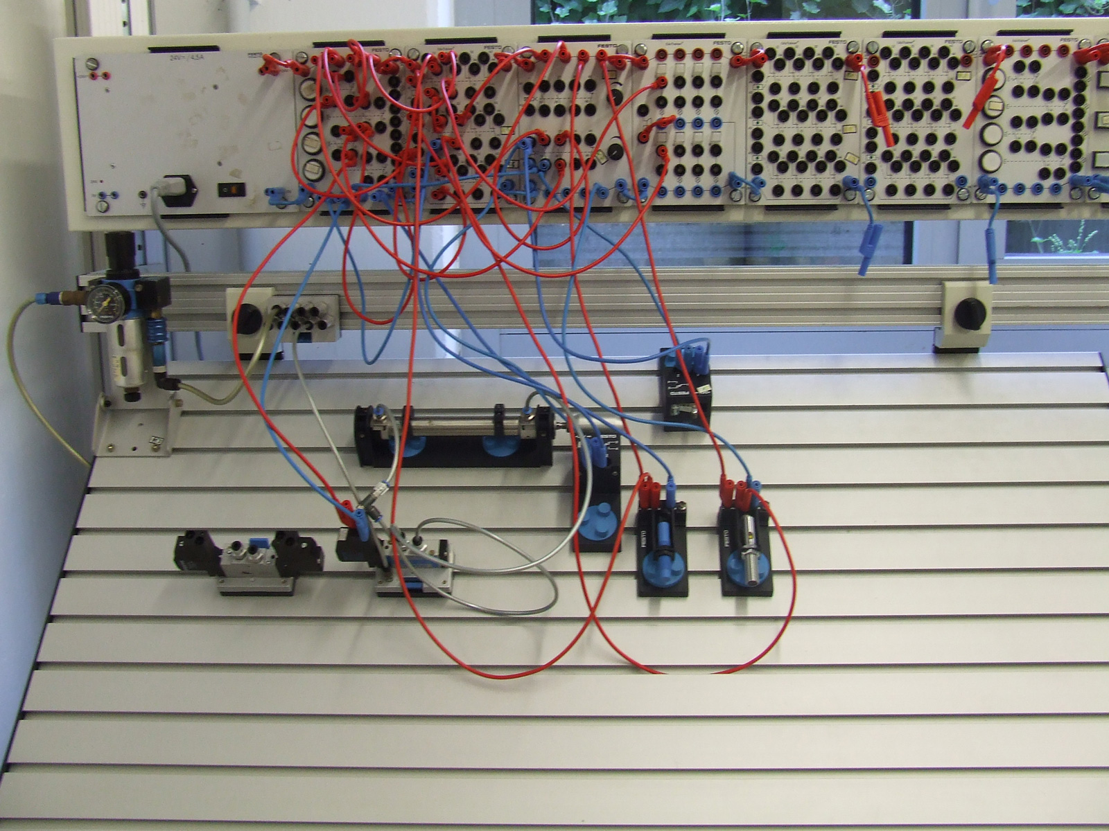 Vorbereitung auf die Gesellenprüfung für Elektro-Pneumatik